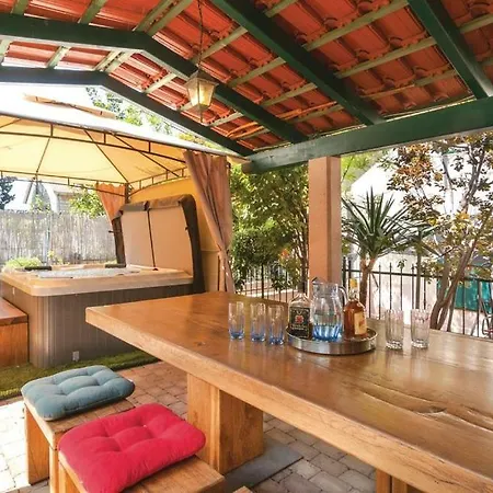 Jacuzzi And Grill Split