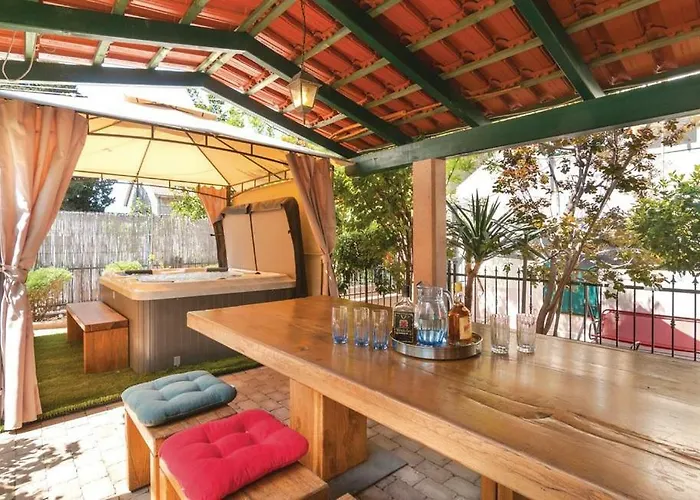 Jacuzzi And Grill Split